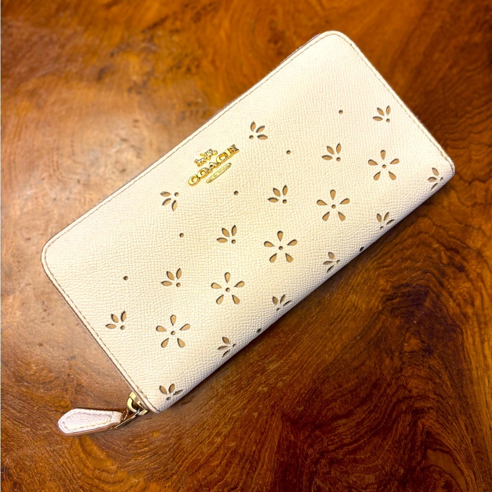 🎈PRICE DROP!❤️ COACH Eyelet Perforated Leather Ziparound Wallet! HARD TO FIND!
